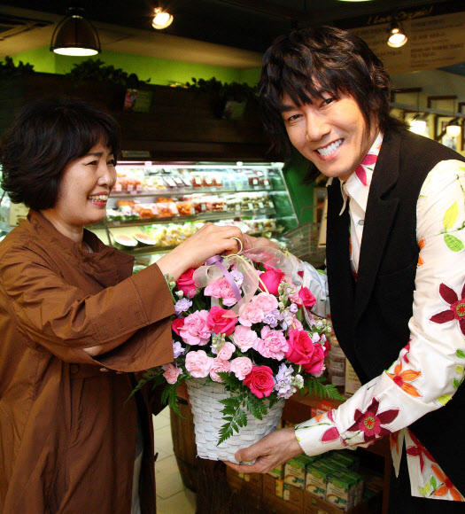 대한민국 대표 인터넷서점 예스24는 5월 가정의 달은 맞아 독도지킴이 김장훈이 직접 꽃배달에 나서는 ‘플라워 독도 캠페인’을 진행하고 있다고 8일 밝혔다.