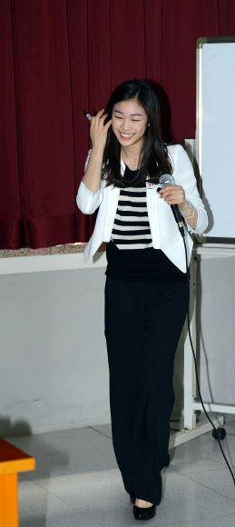 ‘교생룩’ 연아씨 김연아는 8일 빙판에서 입던 드레스 대신 흰색 재킷에 검정 정장바지의 단정한 ‘교생룩’을 선보였다. 홍승한기자 hongsfilm@sportsseoul.com