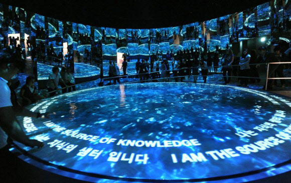 만년설에서 채취한 실제의 빙하 코어(core)를 체험해 볼수 있는 스위스관. 스위스관 제공