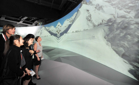 만년설에서 채취한 실제의 빙하 코어(core)를 체험해 볼수 있는 스위스관. 스위스관 제공