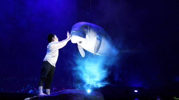 여수엑스포 개막식을 이틀 앞두고 9일 미디어 데이 행사가 열린 가운데 내외신 기자들에게 공개된 바다와 인류의 공존을 주제로한 영상이 공개됐다.  연합뉴스