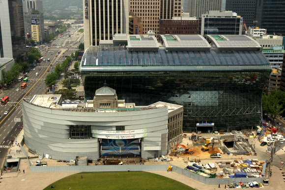 서울시청 신청사 건설 공사장의 가림막으로 활용돼온 아트펜스가 10일 부터 철거가 시작되어 24일 철거공사가 완료할 예정이다.  연합뉴스