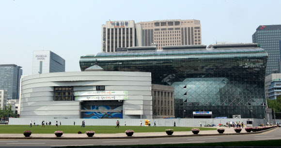 서울시청 신청사 건설 공사장의 가림막으로 활용돼온 아트펜스가 10일 부터 철거가 시작되어 24일 철거공사가 완료할 예정이다.  연합뉴스