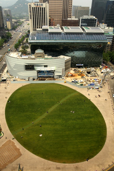 서울시청 신청사 건설 공사장의 가림막으로 활용돼온 아트펜스가 10일 부터 철거가 시작되어 24일 철거공사가 완료할 예정이다.  연합뉴스