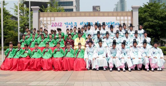 10일 오전 서울 삼성동 코엑스 앞 광장에서 열린 2012 성년의 날 기념 ‘전통 성년식’ 체험행사에서 성년을 맞은 학생들이 전통의상인 도포와 당의를 입고 기념촬영을 하고 있다.  연합뉴스