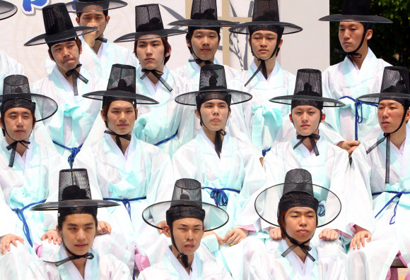 10일 오전 서울 삼성동 코엑스 앞 광장에서 열린 2012 성년의 날 기념 ‘전통 성년식’ 체험행사에서 성년을 맞은 학생들이 전통의상인 도포와 당의를 입고 기념촬영을 하고 있다. 연합뉴스