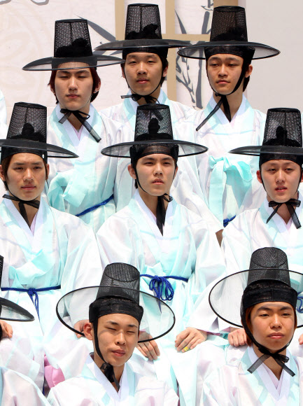 10일 오전 서울 삼성동 코엑스 앞 광장에서 열린 2012 성년의 날 기념 ‘전통 성년식’ 체험행사에서 성년을 맞은 학생들이 전통의상인 도포와 당의를 입고 기념촬영을 하고 있다. 연합뉴스