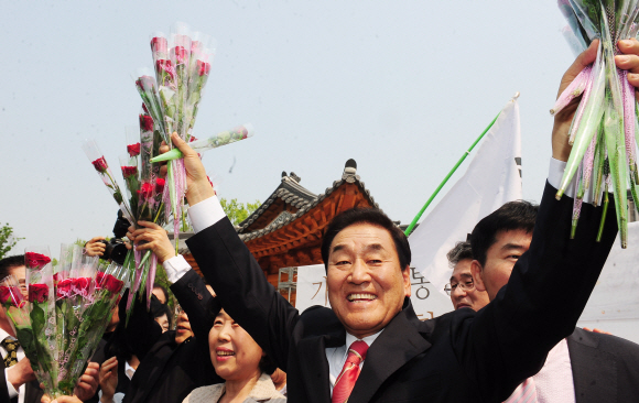이재오 새누리당 의원이 서울 여의도 국회 의원동산에서 대선 후보 경선 출마를 선언한 뒤 인사하고 있다. 안주영기자 jya@seoul.co.kr