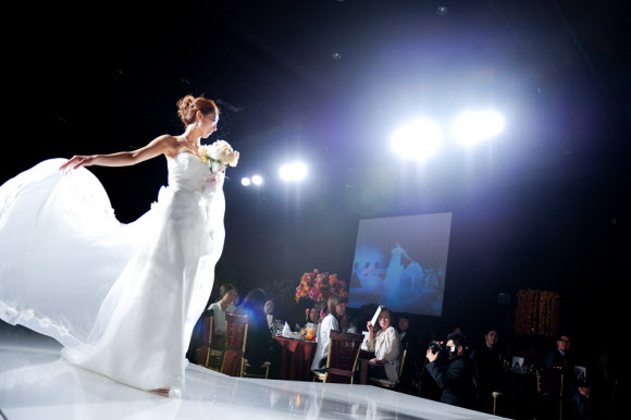 프리미엄 웨딩&컨벤션브랜드 아모리스는 10일 역삼동 GS타워 아모리스홀에서 하상백과 함께하는 ‘2012 it wedding style’ 국내 최대규모의 웨딩쇼를 개최, 모델들이 아름다운 웨딩드레스를 선보이고 있다. 연합뉴스