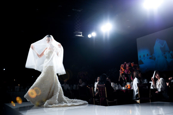 프리미엄 웨딩&컨벤션브랜드 아모리스는 10일 역삼동 GS타워 아모리스홀에서 하상백과 함께하는 ‘2012 it wedding style’ 국내 최대규모의 웨딩쇼를 개최, 모델들이 아름다운 웨딩드레스를 선보이고 있다. 연합뉴스