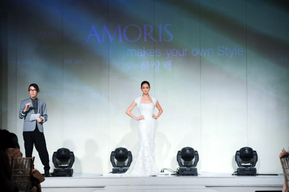 프리미엄 웨딩&컨벤션브랜드 아모리스는 10일 역삼동 GS타워 아모리스홀에서 하상백과 함께하는 ‘2012 it wedding style’ 국내 최대규모의 웨딩쇼를 개최, 모델들이 아름다운 웨딩드레스를 선보이고 있다. 연합뉴스