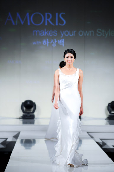 프리미엄 웨딩&컨벤션브랜드 아모리스는 10일 역삼동 GS타워 아모리스홀에서 하상백과 함께하는 ‘2012 it wedding style’ 국내 최대규모의 웨딩쇼를 개최, 모델들이 아름다운 웨딩드레스를 선보이고 있다. 연합뉴스