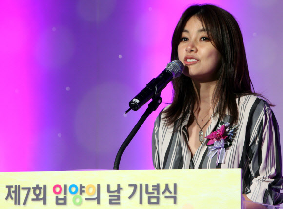 11일 오후 서울 역삼동 GS타워에서 열린 ‘제7회 입양의 날’ 기념식에서 입양부모인 배우 신애라 씨가 입양가족 대표인사를 하고 있다.  연합뉴스