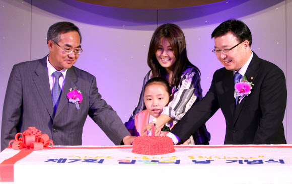 11일 오후 서울 역삼동 GS타워에서 열린 ‘제7회 입양의 날’ 기념식에서 손건익 보건복지부 차관, 입양부모인 배우 신애라, 장상천 대한사회복지회 회장이 촛불 점화를 하고 있다. 연합뉴스