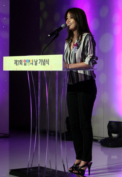 11일 오후 서울 역삼동 GS타워에서 열린 ‘제7회 입양의 날’ 기념식에서 입양부모인 배우 신애라 씨가 입양가족 대표인사를 하고 있다.  연합뉴스