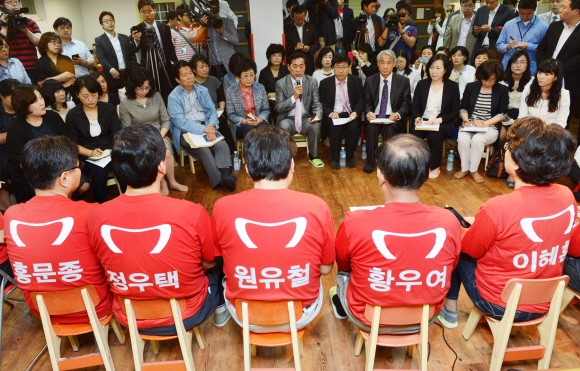 새누리당 당대표 후보자들이 11일 각계각층의 쓴소리를 듣기 위해 1박 2일 ‘쓴소리 듣기 투어’에 나섰다. 첫 행선지로 경기 수원 한국어린이집을 방문, 보육문제 전문가들의 조언을 듣고 있다. 안주영기자 jya@seoul.co.kr