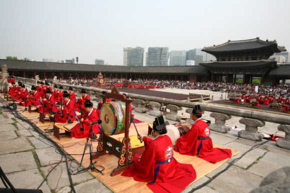 국립국악원은 오는 5월 15일 세종대왕 탄신 615주년을 기념해 12~13일 이틀간 경복궁 근정전에서 1433년(세종15년)의 ‘회례연’을 재창작한 ‘세종조 회례연’을 경복궁을 찾은 관람객을 대상으로 무료로 선보였다. 연합뉴스