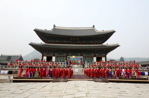 국립국악원은 오는 5월 15일 세종대왕 탄신 615주년을 기념해 12~13일 이틀간 경복궁 근정전에서 1433년(세종15년)의 ‘회례연’을 재창작한 ‘세종조 회례연’을 경복궁을 찾은 관람객을 대상으로 무료로 선보였다. 연합뉴스