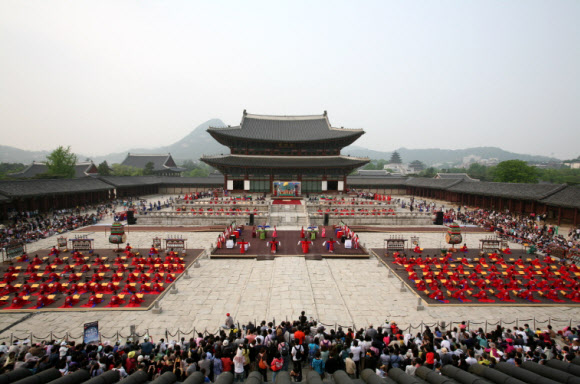 국립국악원은 오는 5월 15일 세종대왕 탄신 615주년을 기념해 12~13일 이틀간 경복궁 근정전에서 1433년(세종15년)의 ‘회례연’을 재창작한 ‘세종조 회례연’을 경복궁을 찾은 관람객을 대상으로 무료로 선보였다. 연합뉴스