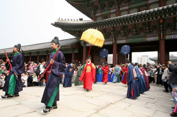국립국악원은 오는 5월 15일 세종대왕 탄신 615주년을 기념해 12~13일 이틀간 경복궁 근정전에서 1433년(세종15년)의 ‘회례연’을 재창작한 ‘세종조 회례연’을 경복궁을 찾은 관람객을 대상으로 무료로 선보였다. 연합뉴스