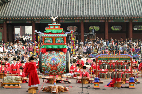 국립국악원은 오는 5월 15일 세종대왕 탄신 615주년을 기념해 12~13일 이틀간 경복궁 근정전에서 1433년(세종15년)의 ‘회례연’을 재창작한 ‘세종조 회례연’을 경복궁을 찾은 관람객을 대상으로 무료로 선보였다. 연합뉴스