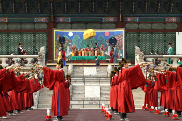 국립국악원은 오는 5월 15일 세종대왕 탄신 615주년을 기념해 12~13일 이틀간 경복궁 근정전에서 1433년(세종15년)의 ‘회례연’을 재창작한 ‘세종조 회례연’을 경복궁을 찾은 관람객을 대상으로 무료로 선보였다. 연합뉴스