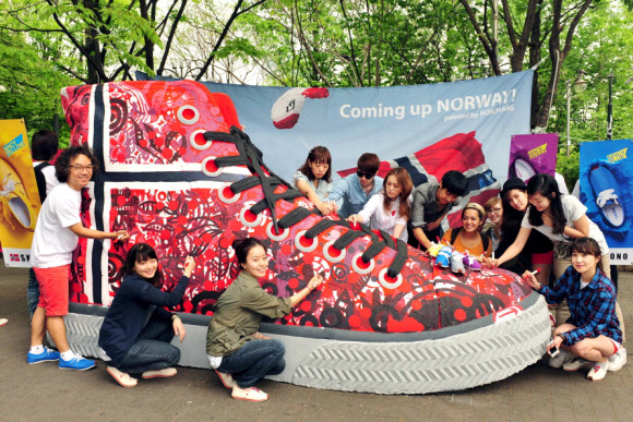 국내 론칭 7주년을 맞은 스코노코리아가 11일 홍대 직영매장을 오픈하고 일러스트레이터 밥장과 소비자들이 대형운동화에 페인팅 작업을 하는 기념 퍼포먼스를 펼치고 있다. 스코노코리아/연합뉴스