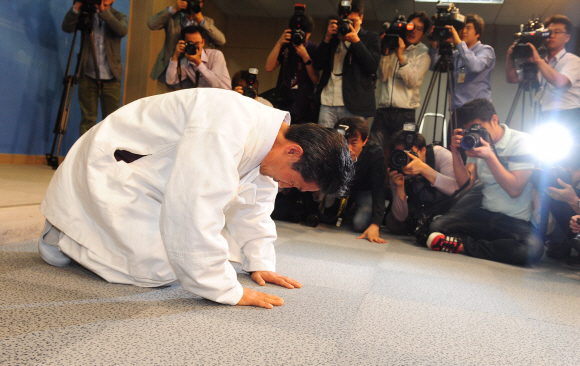 통합진보당 혁신비상대책위원장으로 선임된 강기갑 의원이 14일 국회 정론관에서 기자회견에 앞서 큰절을 하고 있다. 안주영기자 jya@seoul.co.kr