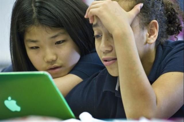 미국 버지니아주 플린트힐 초등학교의 6학년생 수지윤과 니나 젠킨스가 노트북을 보며 공부하고 있다. 워싱턴포스트 홈페이지