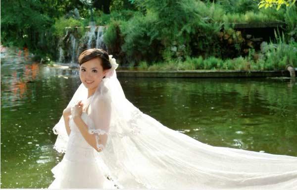 중국 헤이룽장성의 여교사 장리리가 2년 전 결혼식 당시 웨딩드레스를 입고 찍은 사진.