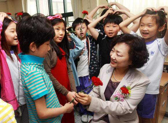 스승의날인 15일 오전 서울 마포구 아현동 소의초등학교 3학년 1반 학생들이 담임선생님에게 카네이션을 달아주며 ‘선생님 사랑해요’를 외치고 있다.  연합뉴스