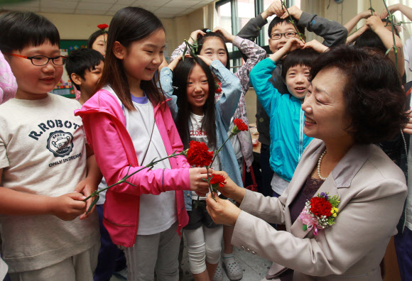 스승의날인 15일 오전 서울 마포구 아현동 소의초등학교 3학년 1반 학생들이 담임선생님에게 카네이션을 달아주며 ‘선생님 사랑해요’를 외치고 있다.  연합뉴스