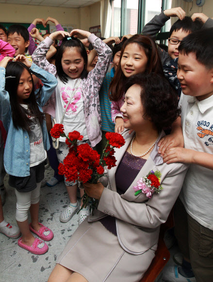 스승의날인 15일 오전 서울 마포구 아현동 소의초등학교 3학년 1반 학생들이 담임선생님에게 카네이션을 달아주며 ‘선생님 사랑해요’를 외치고 있다.  연합뉴스