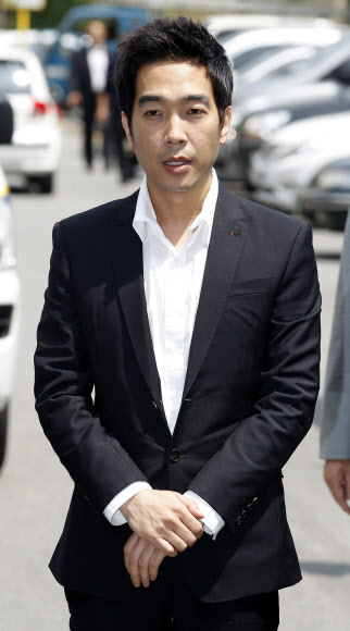 미성년자 성폭행혐의를 받고 있는 방송인 고영욱이 경찰 조사를 위해 지난 15일 오전 서울 용산경찰서로 들어서며 취재진의 질문에 답하고 있다.   연합뉴스
