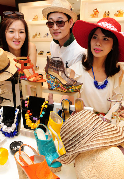 15일 롯데백화점 본점 잡화매장에서 썸머 필수 아이템인 선글라스, 밀짚모자, 샌들, 자외선차단 양산과 악세서리 등을 대폭 할인된 가격으로 선보이고 있다.  연합뉴스