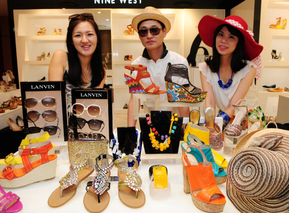 15일 롯데백화점 본점 잡화매장에서 썸머 필수 아이템인 선글라스, 밀짚모자, 샌들, 자외선차단 양산과 악세서리 등을 대폭 할인된 가격으로 선보이고 있다.  연합뉴스