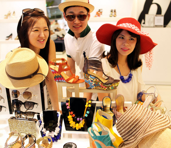 15일 롯데백화점 본점 잡화매장에서 썸머 필수 아이템인 선글라스, 밀짚모자, 샌들, 자외선차단 양산과 악세서리 등을 대폭 할인된 가격으로 선보이고 있다.  연합뉴스