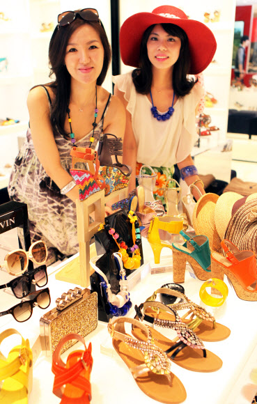 15일 롯데백화점 본점 잡화매장에서 썸머 필수 아이템인 선글라스, 밀짚모자, 샌들, 자외선차단 양산과 악세서리 등을 대폭 할인된 가격으로 선보이고 있다.  연합뉴스