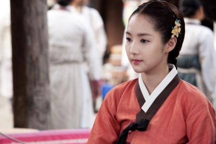MBC 새 주말 퓨전사극 ‘닥터진’의 여주인공을 맡은 박민영이 꽃같은 미모를 뽐냈다. <br>제공 |이김프로덕션