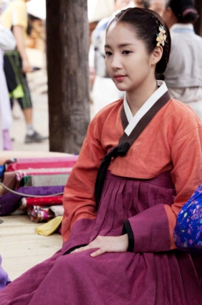 MBC 새 주말 퓨전사극 ‘닥터진’의 여주인공을 맡은 박민영이 꽃같은 미모를 뽐냈다. <br>제공 |이김프로덕션
