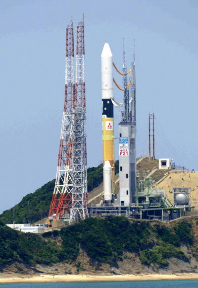 한국의 ‘아리랑 3호’를 탑재한 H2A 로켓 21호기가 17일 일본 가고시마현의 다네가시마 우주센터에서 발사를 기다리고 있다. 가고시마 교도 연합뉴스