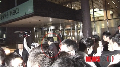 퇴근하는 권재홍 MBC 보도본부장<br>뉴시스