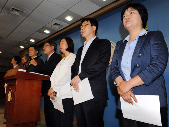 통합진보당 광역시도당 위원장들이 18일 국회 정론관에서 당의 현상황에 대한 혁신비대위의 입장을 지지하는 기자회견을 하고 있다. 김명국기자 daunso@seoul.co.kr
