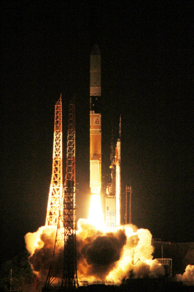 18일 오전 1시 39분 일본 가고시마현 다네가시마 우주센터에서 우리 기술진이 제작한 다목적 인공위성 ‘아리랑 3호’를 탑재한 일본의 ‘H2A 로켓 21호’가 발사되고 있다. 연합뉴스