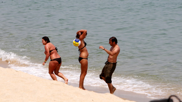 여름 기온을 보인 20일 강원 강릉시 경포 해변을 찾은 관광객들이 시원한 바닷바람에 무더위를 식히고 있다.  연합뉴스