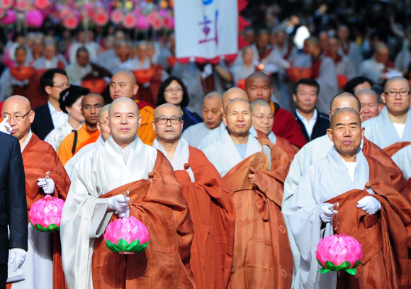 자승(앞줄 왼쪽 첫번째) 조계종 총무원장은 지난 19일 서울 동국대학교에서 열린 부처님 오신날 연등회에 참석한 뒤 연등을 들고 종로4가를 행진하고 있다.  뉴스1 
