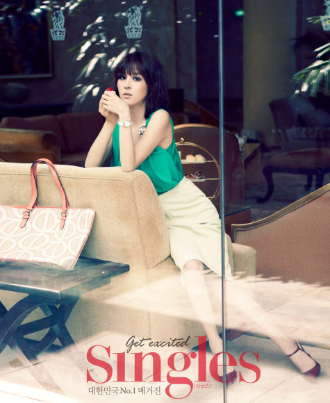 패션매거진 싱글즈 6월호가 21일 공개한 화보에서 한혜진은 매혹적인 여인의 향기와 소녀같은 순수함을 능숙하게 표현했다.