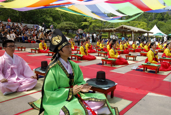 21일 오전 서울 중구 남산 한옥마을에서 열린 ‘제40회 성년의 날’행사에서 성년자들이 단정하게 앉아 있다. 연합뉴스