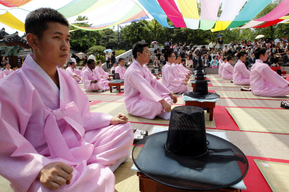 21일 오전 서울 중구 남산 한옥마을에서 열린 ‘제40회 성년의 날’행사에서 성년자들이 단정하게 앉아 있다. 연합뉴스