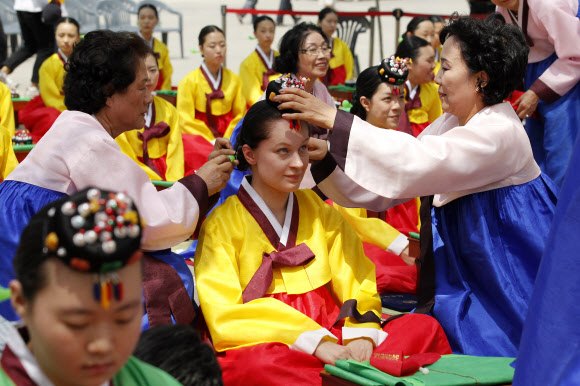 21일 오전 서울 중구 남산 한옥마을에서 열린 ‘제40회 성년의 날’행사에서 성년자들이  성인됨을 상징하는 복식을 갖추는 절차인 가례를 하고 있다. 연합뉴스